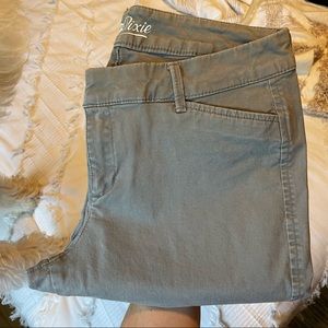 Old navy pixie chino. Good condition.